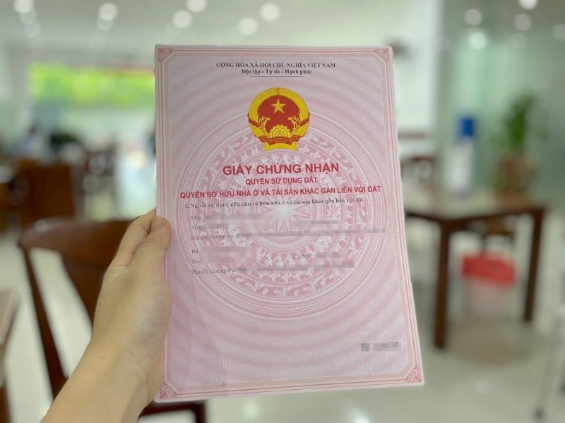 Chi phí sang tên sổ đỏ cho con hết bao nhiêu tiền? Những lưu ý khi sang tên sổ đỏ cho con